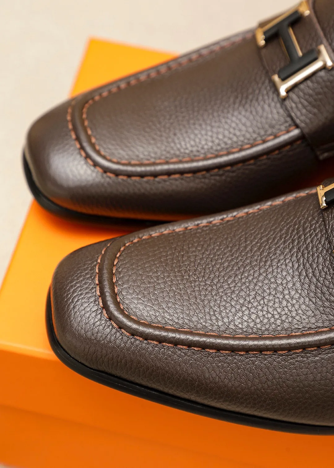 Men's shoes 💰460 💐 Product trademark: HERMES "Hermès" casual leather shoes Regular size: 38-44 (45.46🉑️customized) Product materials: Selected imported first-layer pebbled calfskin upper + luxury hardware buckle, imported water-dyed 🐂 cowhide lining. Strong three-dimensional visual effect, combined outsole Color: 2⃣️seed leather materials optional